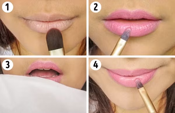 Để son giữ màu lâu hơn, sau khi thoa một lớp, hãy phủ một tờ khăn giấy lên môi