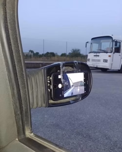 Trong cái khó, ló cái khôn.