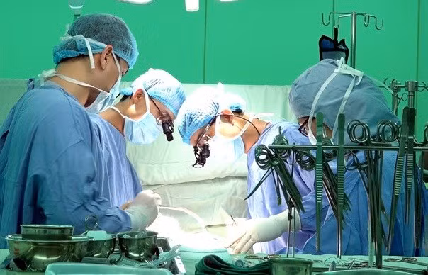 Túi mật chứa 20 viên sỏi của cụ bà 78 tuổi