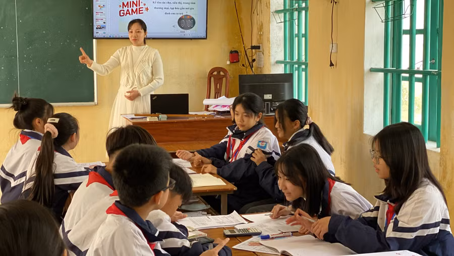 Cô Trần Thị Minh Trang thực nghiệm tiết dạy “Giao thông vận tải, thương mại và du lịch”.