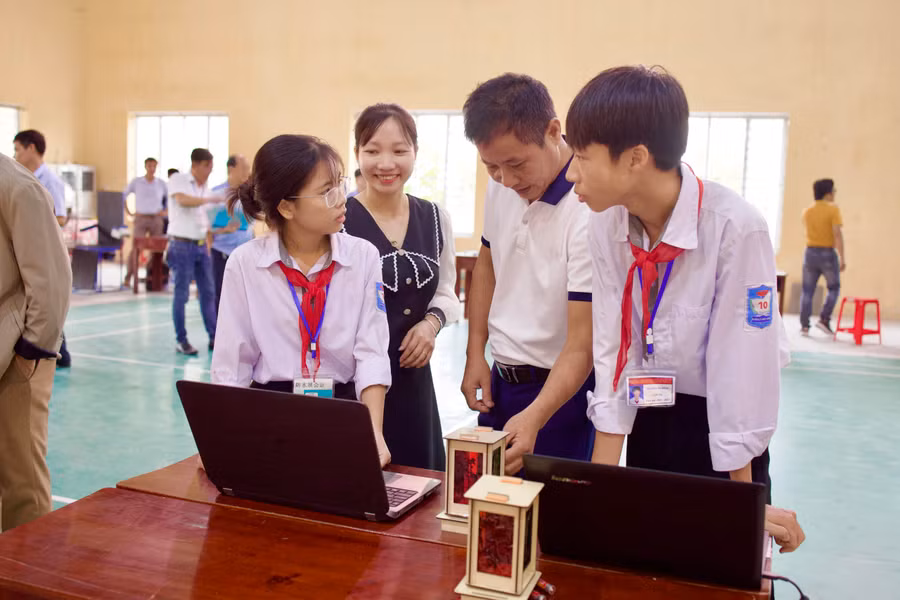 Cô Trần Thị Minh Trang cùng học sinh tìm hiểu nguyên lý của cây đèn biển hướng dẫn tàu du lịch.
