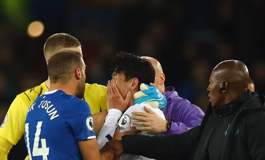 Sau trận, tiền vệ Dele Alli cho hay Son đã khóc rất nhiều và không thể ngẩng mặt lên ở phòng thay đồ. HLV Mauricio Pochettino thì nói học trò của mình đã suy sụp sau tình huống nói trên. Son Heung-min bat khoc vi lam gay co chan Andre Gomes hinh anh 9