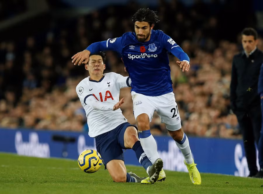 Son sau đó đã tìm cách trả đũa. Phút 79, Son có pha vào bóng từ phía sau rất ác ý với Andre Gomes. Son Heung-min bat khoc vi lam gay co chan Andre Gomes hinh anh 2