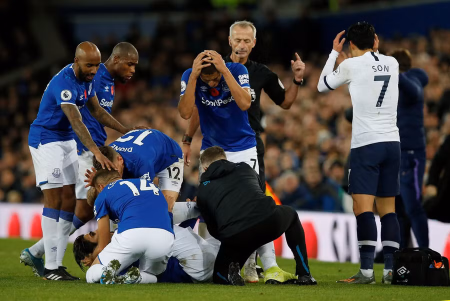 Các cầu thủ Everton vây lấy Gomes để hỗ trợ cho đồng đội. Tiền đạo Richardlison không tin những gì anh vừa nhìn thấy. Son Heung-min bat khoc vi lam gay co chan Andre Gomes hinh anh 5
