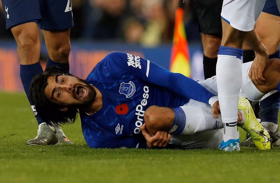 Cổ chân của cầu thủ người Bồ Đào Nha gãy sau pha bóng. Son Heung-min bat khoc vi lam gay co chan Andre Gomes hinh anh 4