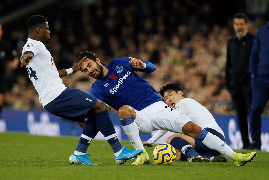 Hậu vệ Serge Aurier của Tottenham cũng tham gia pha bóng nói trên. Son Heung-min bat khoc vi lam gay co chan Andre Gomes hinh anh 3