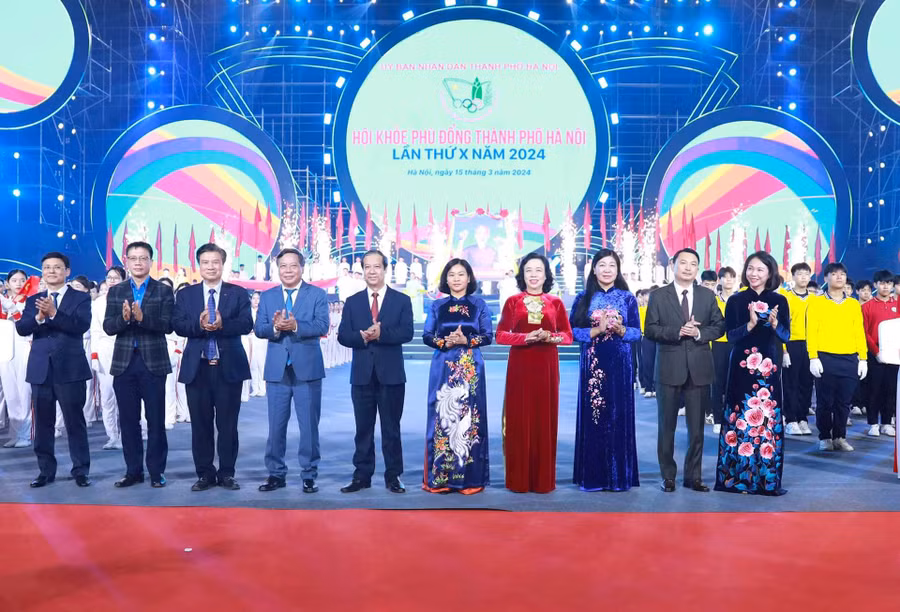 Đại biểu thành phố Hà Nội và Bộ GD&amp;ĐT chúc mừng các vận động viên tham gia Hội khoẻ.