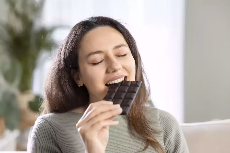 Kết hợp chocolate đen vào chế độ ăn uống của bạn có thể giúp giảm bớt lo lắng. (Ảnh: ITN). Kết hợp chocolate đen vào chế độ ăn uống của bạn có thể giúp giảm bớt lo lắng. (Ảnh: ITN).