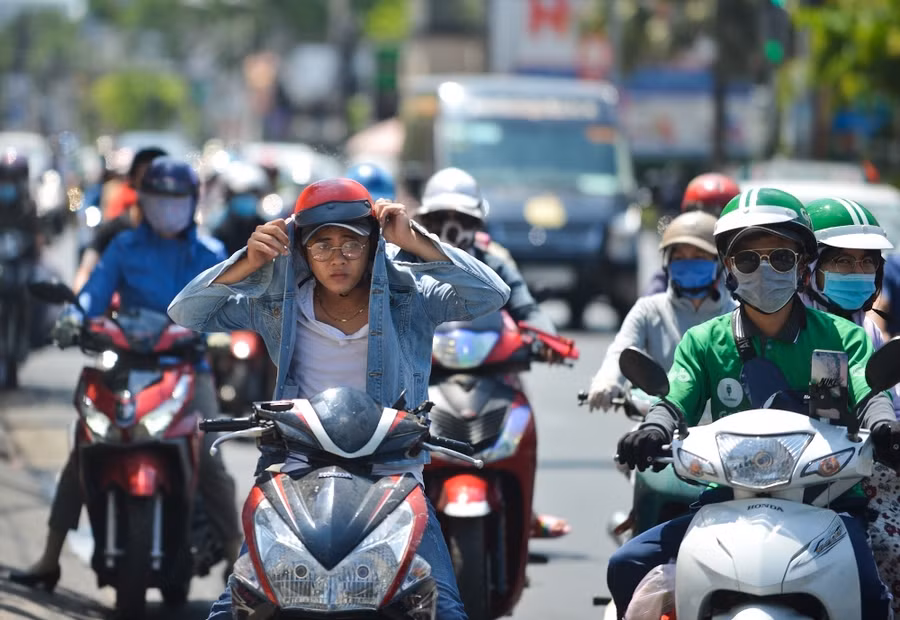 Người Sài Gòn vật vã dưới nắng nóng gần 40 độ C