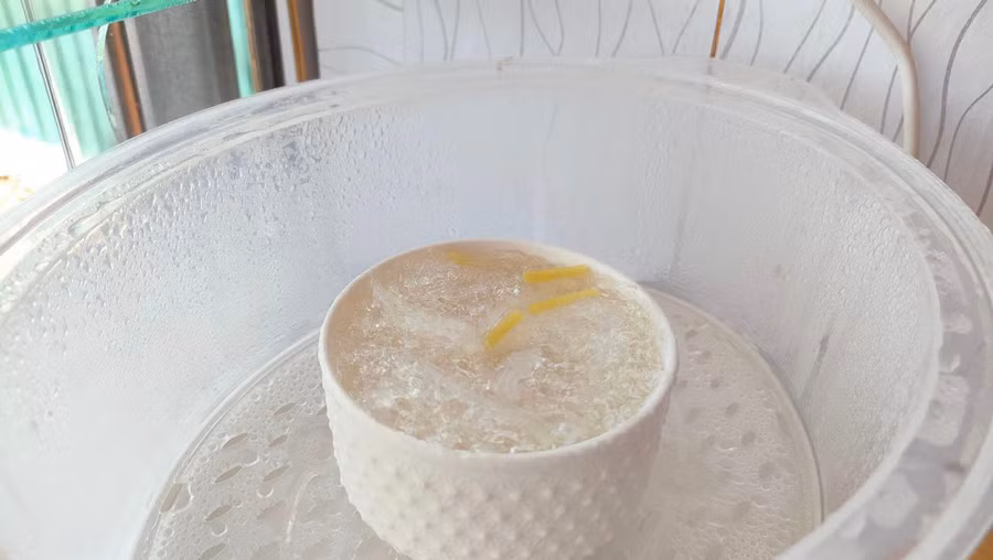 Hấp chín sợi yến nở bung. Hấp chín sợi yến nở bung.