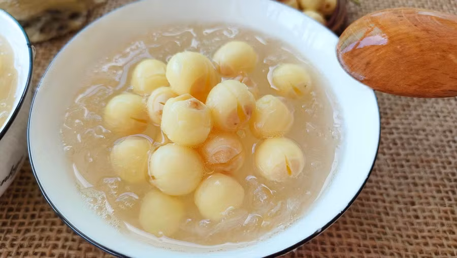 Cuối cùng, cho hạt sen vào cùng yến và thưởng thức. Cuối cùng, cho hạt sen vào cùng yến và thưởng thức.