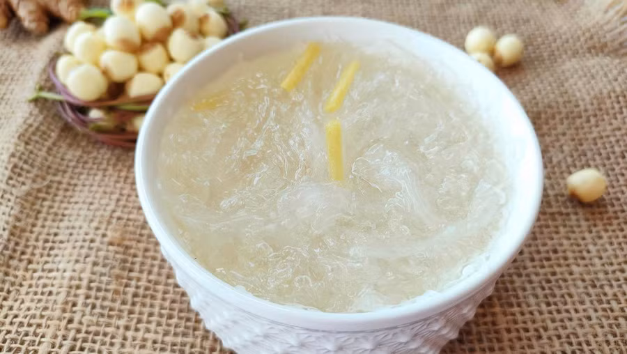 Yến chưng cùng vài sợi gừng tạo hương vị thơm, ấm áp. Yến chưng cùng vài sợi gừng tạo hương vị thơm, ấm áp.