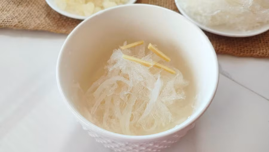 Tổ yến sau khi làm sạch, thêm vài sợi gừng vào chưng cùng. Tổ yến sau khi làm sạch, thêm vài sợi gừng vào chưng cùng.