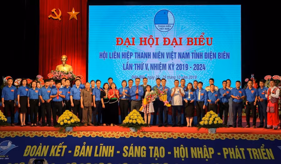 43 đại biểu trong Ban chấp hành khóa V ra mắt Đại hội.