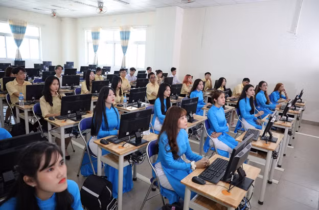 Phòng máy tính thực hành hiện đại của HUB