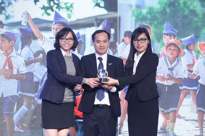 Đại diện TH True Milk nhận giải thưởng sáng kiến tốt nhất về sức khỏe học đường do Ban tổ chức Hội chợ thực phẩm Gulfood 2016 trao tặng.