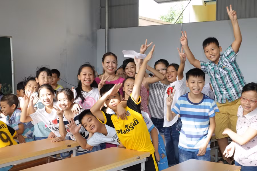 Năm học 2017 – 2018, Trường Tiểu học Hưng Bình, TP Vinh vẫn còn thiếu một số lớp, cô trò dạy học trong phòng học tạm nhưng không khí hân hoan, náo nức vẫn ngập tràn