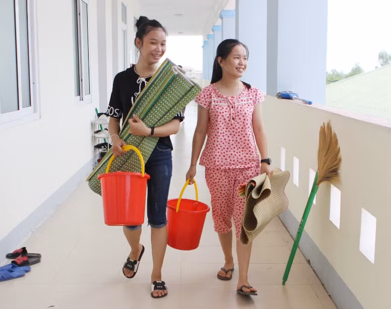 Ngoài ra, dọn dẹp, vệ sinh nhà ở ký túc xá, nơi các em ở nội trú suốt 3 năm học
