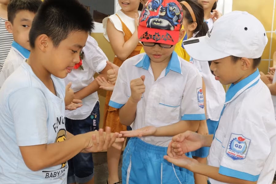 Chơi trò chơi cùng bạn sau buổi học