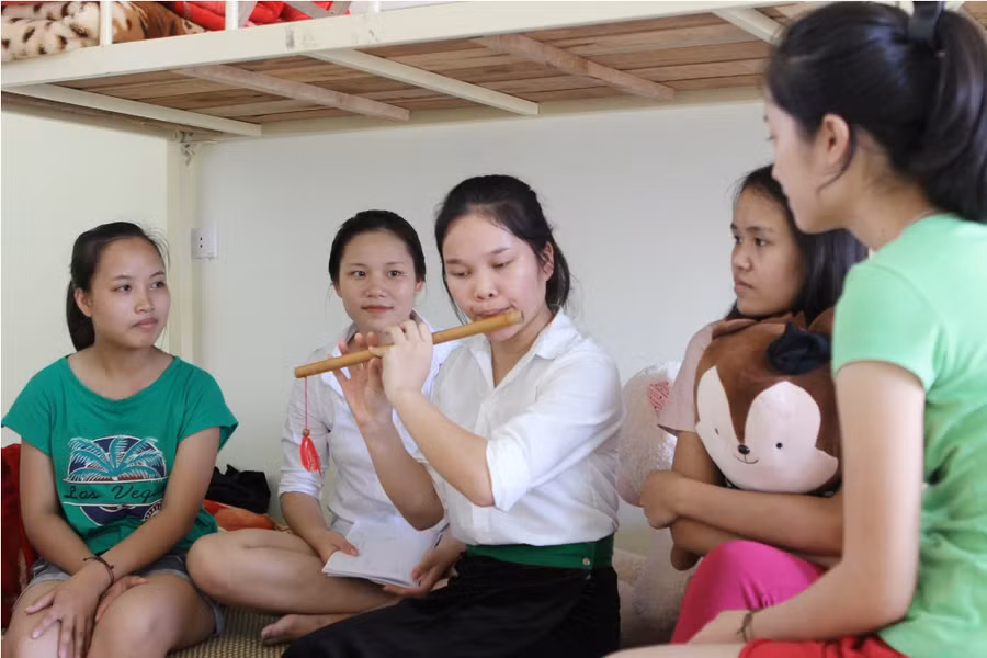 Sau giờ học và rèn luyện, là những giờ phút thư giãn, trò chuyện với nhau tại ký túc xá.