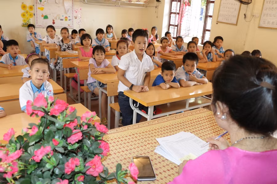 Tự đứng lên giới thiệu bản thân mình cho cô và cả lớp