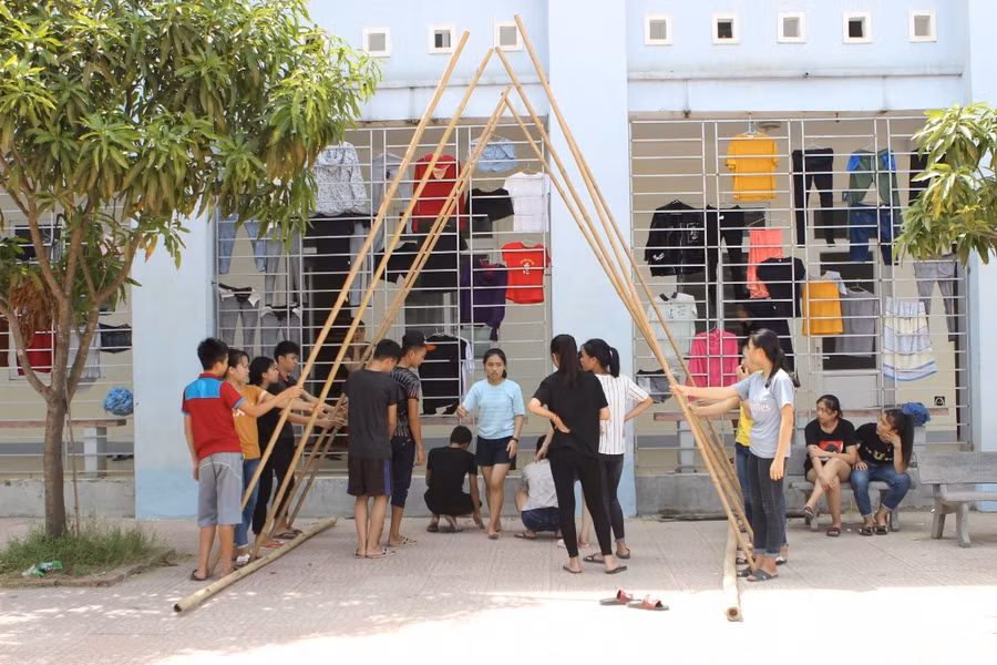 Các em tham gia tập văn nghệ chuẩn bị cho lễ khai giảng năm học