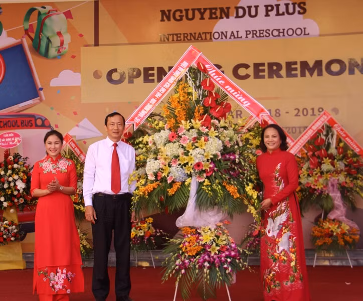 Ông Đặng Ngọc Sơn, Phó chủ tịch UBND tỉnh Hà Tĩnh tặng hoa chúc mừng Trường Nguyễn Du Plus.