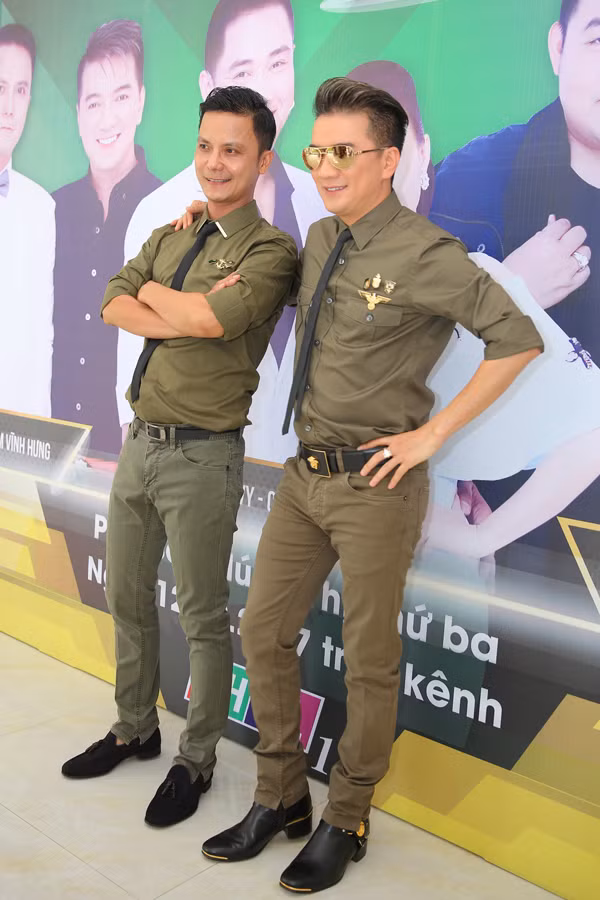 Nhạc sĩ Vũ Quốc Việt cùng đội Đàm Vĩnh Hưng. Cả hai chia nhau việc chăm sóc, lo lắng cho học trò. Mấy ngày nay, ngày nào họ cũng làm việc cùng thí sinh đến 2h sáng. mr-dam-cm-ly-may-man-co-duoc-minh-vy-6