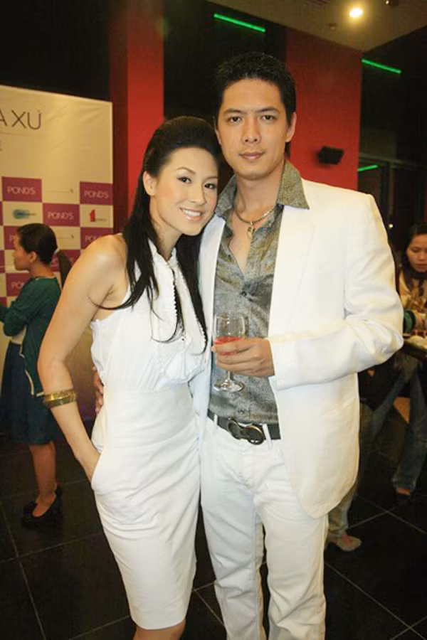 Bình Minh vàKathy Uyêntừng là một cặp đôi đẹp trên màn ảnh khi cùng tham gia "Chuyện tình xa xứ" ra rạp năm 2009. Trong phim, cả hai diễn rất ăn ý và có nhiều phân cảnh lãng mạn, ngọt ngào. Kathy Uyên từng chia sẻ cô rất quý Bình Minh vì anh hay cười vui tính và rất hòa đồng. Không những thế, cô còn học hỏi được rất nhiều từ sự nghiêm túc và chuyên nghiệp khi làm việc của anh. binh-minh-va-12-nguoi-tinh-man-anh-xinh-dep-nhat-showbiz-viet-4