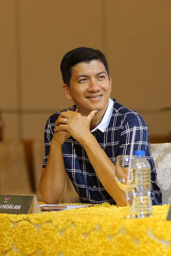 Nhạc sĩ Hoài An cùng đội Quang Lê. Sáng nay ca sĩ hải ngoại vắng mặt nên chỉ có Hoài An dự họp báo. Hoài An hiện là giám đốc âm nhạc của nhiều chương trình truyền hình. mr-dam-cm-ly-may-man-co-duoc-minh-vy-7