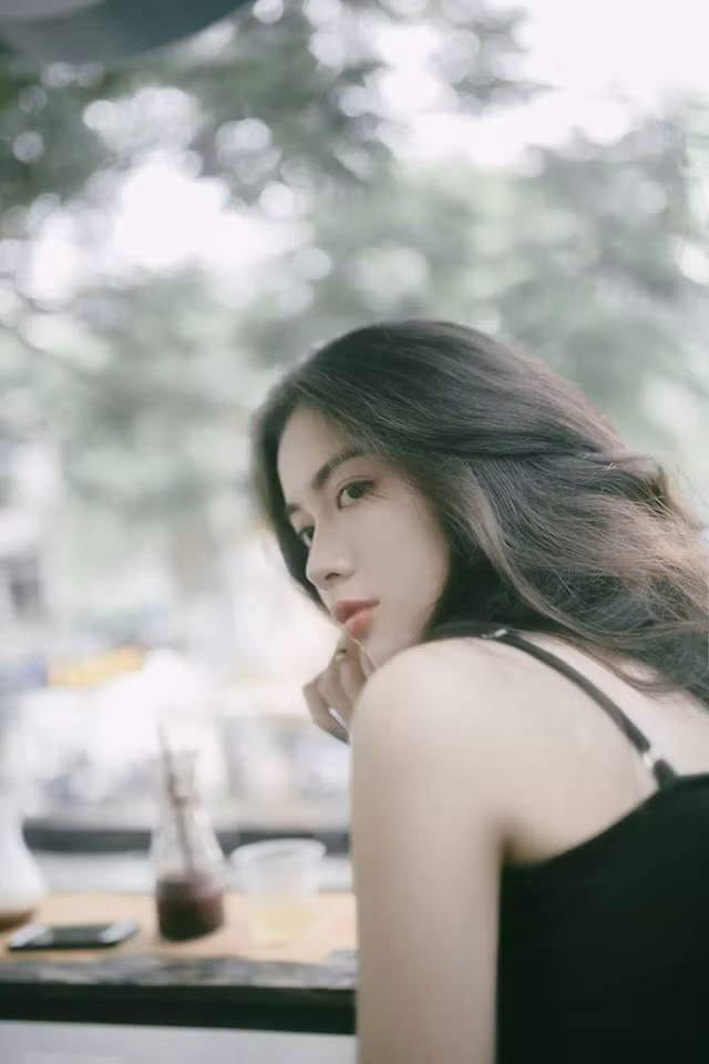 Rất nhiều nhiếp ảnh đã bày tỏ ý muốn được làm quen với nữ sinh Nguyễn Vi để được chụp cô. Dẫu vậy, Vi thường giữ im lặng vì ngại ngần người lạ.