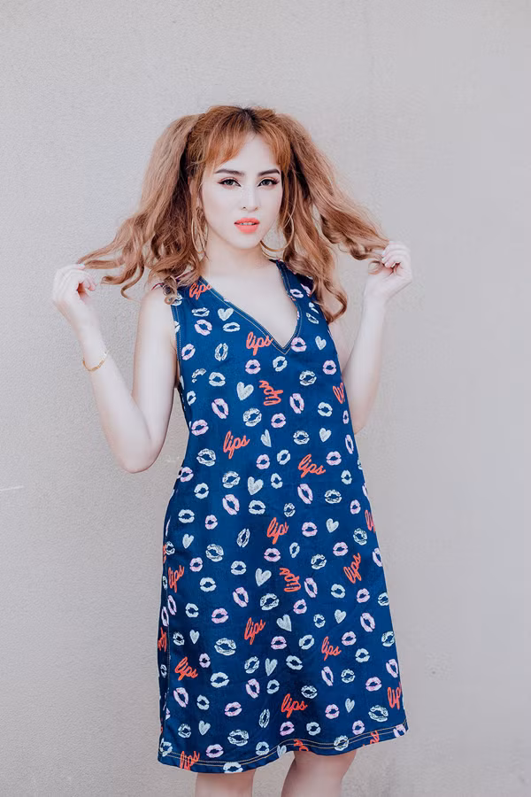 Họa tiết đôi môi xinh, trái tim ấm nóng mang lại nét tinh nghịch cho váy suông sát nách. Trang phục giúp bạn gái giải phóng cơ thể một cách hiệu quả khi xuống phố vui chơi. do-dao-pho-sac-mau-ruc-ro-cho-nang-tre-trung-4