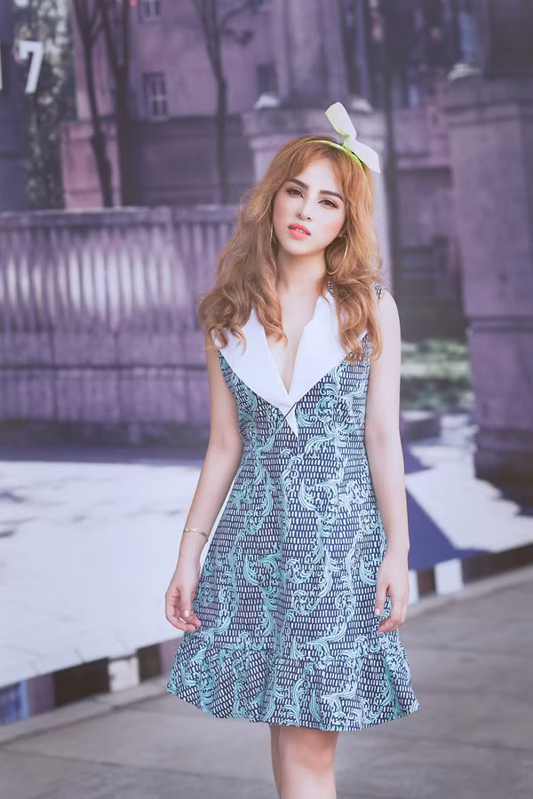 Váy suông không kén dáng được sáng tạo để mang tới nét cuốn hút mới. Từ phom dáng cho đếnsắc màu đều được xử lý một cách nhẹ nhàng để mang tới nét đáng yêu cho các mẫu trang phục. do-dao-pho-sac-mau-ruc-ro-cho-nang-tre-trung-2