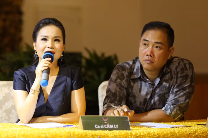 Cẩm Ly chia sẻ, việc ngồi chung ghế giám khảo với ông xã khiến chị thấy thoải mái, an tâm hơn. Anh sẽ giúp chị một cách công khai trong việc dựng bài vở cho thí sinh, thay vì chỉ giúp thầm lặng như năm ngoái. mr-dam-cm-ly-may-man-co-duoc-minh-vy-3