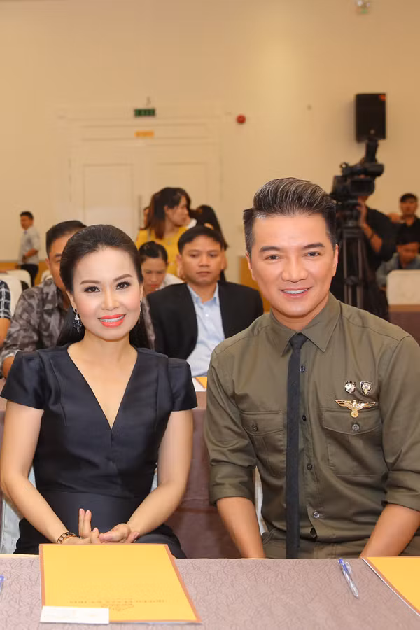Năm ngoái, Cẩm Ly cùng đội Đan Trường còn Đàm Vĩnh Hưng và Dương Triệu Vũ nằm trong một đội. Format chương trình năm nay thay đổi, mỗi đội gồm một ca sĩ và một nhạc sĩ. mr-dam-cm-ly-may-man-co-duoc-minh-vy-1
