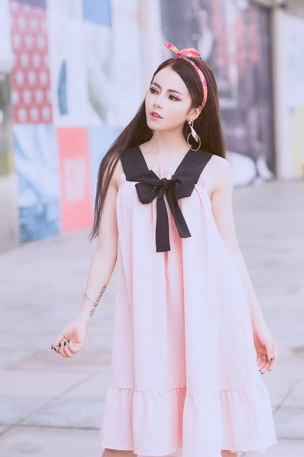 Váy tông màu ngọt ngào được trang trí thêm các chi tiết bèo nhún, nơ bướm lại là trang phục dành riêng cho những nàng mê phong cách "thiểu thư". do-dao-pho-sac-mau-ruc-ro-cho-nang-tre-trung-6