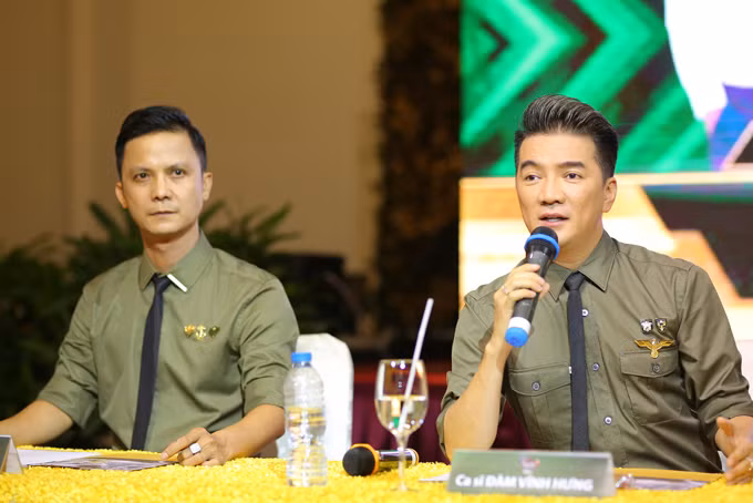 Đồng tình quan điểm của Minh Vy, Đàm Vĩnh Hưng thừa nhận lúc đầu anh cũng khó chịu với cách xử sự của Quang Lê, nhưng giờ anh thấy nam ca sĩ thực chất có tính cách "phổi bò" và lạin hư... em bé nên anh không giận hờn gì nữa. mr-dam-cm-ly-may-man-co-duoc-minh-vy-5