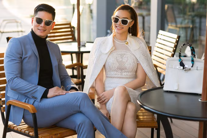 Cuối năm 2016, Bình Minh tiếp tục phủ sóng truyền hình quốc gia khi tham gia bộ phim 46 tập mang tên "Ngày mai ánh sáng". Anh vào vai chàng doanh nhân trẻ bị hóa điên sau khi trải qua nhiều biến cố như phá sản,hôn nhân tan vỡ và diễn cặp vớiTrang Nhung. Trước đó, Bình Minh và Trang Nhung từng nhiều lần diễn thời trang cùng nhau và khá thân thiết ở ngoài đời nên dễ dàng tung hứng khi đóng phim. Ngoài danh sách "người tình màn ảnh" kể trên, Bình Minh còn từng đóng cặp với nhiều nữ diễn viên khác trong showbiz như Thanh Thúy trong phim "Vũ điệu tử thần", Cao Thùy Dương trong phim "Nữ sát thủ", Kim Tuyến trong "Mùa sen cạn", Trúc Diễm trong "Vợ ơi... em ở đâu?"... binh-minh-va-12-nguoi-tinh-man-anh-xinh-dep-nhat-showbiz-viet-11