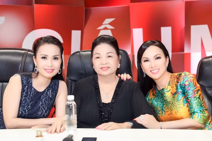  Cẩm Ly và em gái bên mẹ ruột. Hai em gái của ca sĩ đều sống ở nước ngoài.
