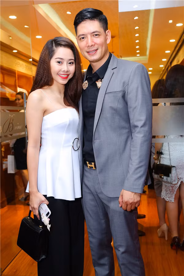 Năm 2010, Bình Minh gây ấn tượng khi vào vai chàng công tử Quang Huy trong phim hài"Cá Rô, em yêu anh" phát sóng trên HTV3. Chuyện tình từ ghét chuyển thành yêu của Quang Huy do Bình Minh đóng và Phù Sa do Tường Vy đóng tạo nên nhiều tình huống dở khóc, dở cười và mang đến nhiều tiếng cười cho bộ phim. Nhận xét về bạn diễn, Tường Vy cho biết Bình Minh rất đẹp trai và nam tính. binh-minh-va-12-nguoi-tinh-man-anh-xinh-dep-nhat-showbiz-viet-5