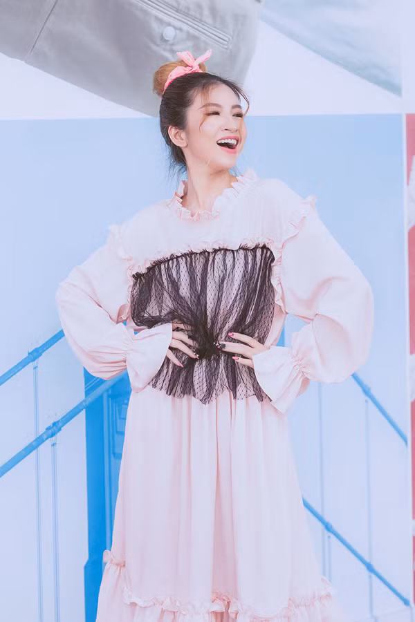 Bộ ảnh được thực hiện với sự hỗ trợ của nhiếp ảnh Nhật Nguyễn, người mẫu nhóm S-Girls. do-dao-pho-sac-mau-ruc-ro-cho-nang-tre-trung-12