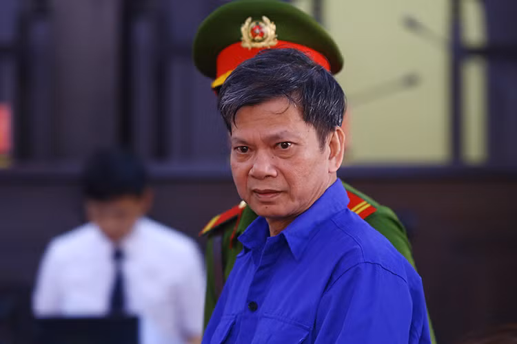 Cựu phó trưởng phòng Khảo thí Lò Văn Huynh. Ảnh:Phạm Dự. Bị cáo Lò Văn Huynh được dẫn giải đến toà. Ảnh: Phạm Dự.