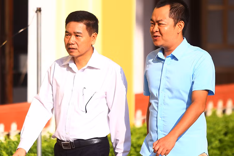 ÔngTrần Xuân Yến (trái) và cựu thiếu tá Đinh Hải Sơn. Ảnh:Phạm Dự. Bị cáo Trần Xuân Yến (trái) và Đinh Hải Sơn đến toà. Ảnh: Phạm Dự.