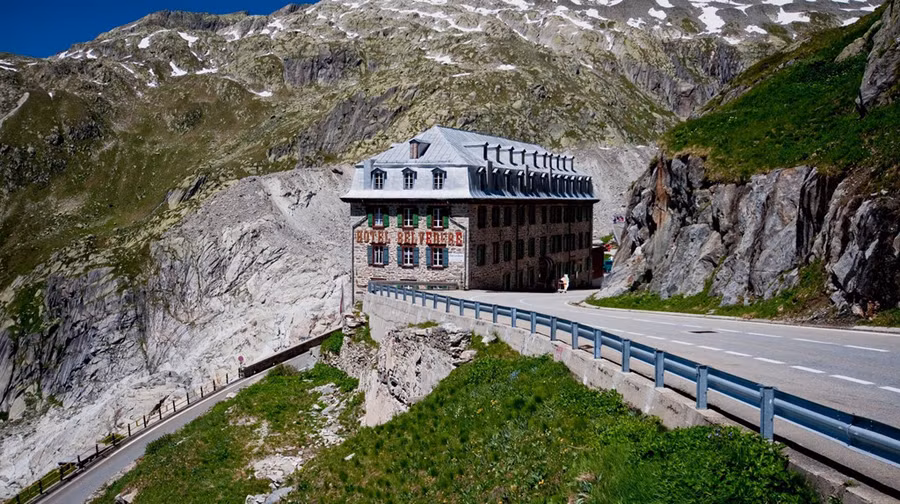 Bi an khach san 4 mat tien bi bo hoang tren nui Alps hinh anh 1 