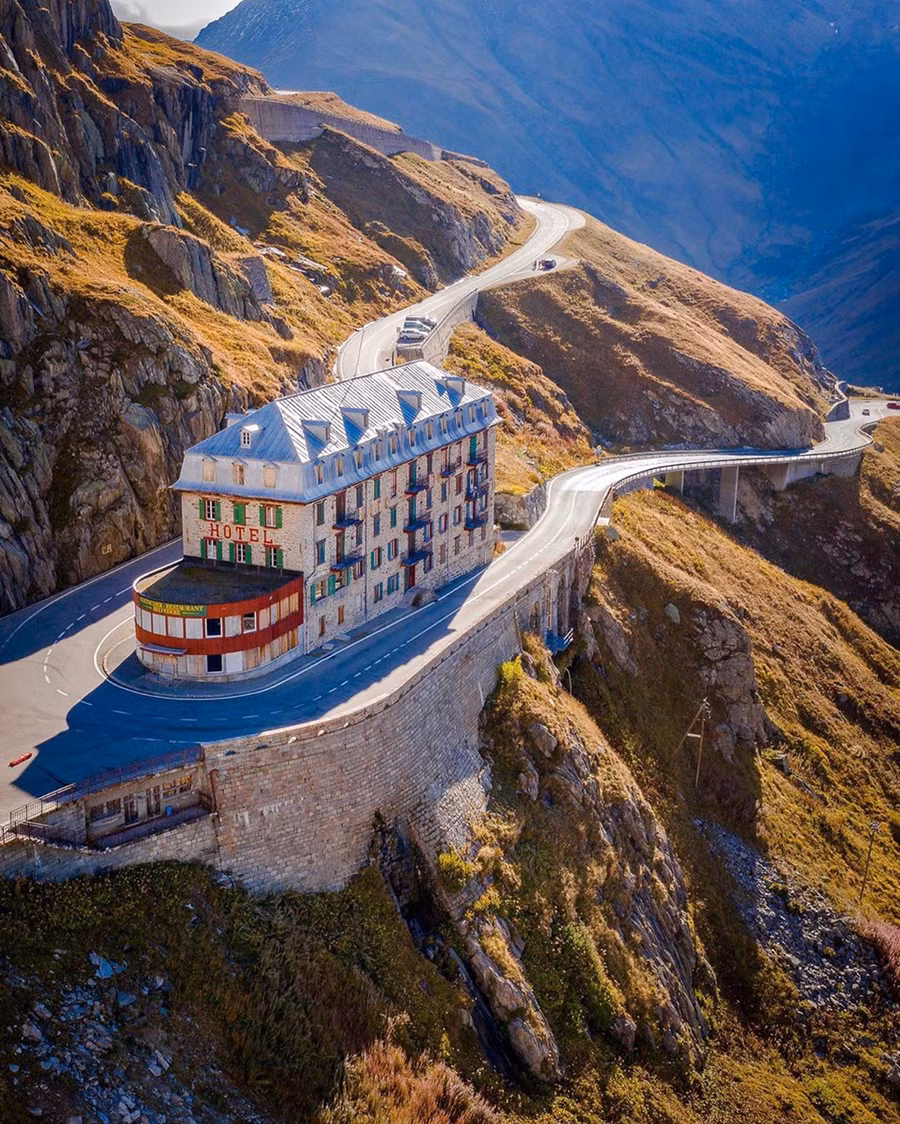 Bi an khach san 4 mat tien bi bo hoang tren nui Alps hinh anh 7 