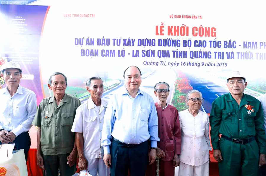 Thủ tướngNguyễn Xuân Phúc lưu ý chính quyền địa phương các cấp quan tâm chăm lo, tạo điều kiện cho người dân có chỗ sinh sống, sản xuất, kinh doanh, ổn định cuộc sống - Ảnh: Thủ tướng và người dân trong vùng dự án (VGP/Quang Hiếu) Thủ tướngNguyễn Xuân Phúc lưu ý chính quyền địa phương các cấp quan tâm chăm lo, tạo điều kiện cho người dân có chỗ sinh sống, sản xuất, kinh doanh, ổn định cuộc sống - Ảnh: Thủ tướng và người dân trong vùng dự án (VGP/Quang Hiếu)
