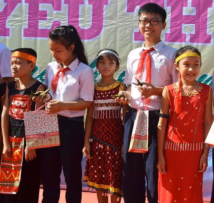 Các bạn HS ở trung tâm thành phố và HS vùng khó khăn của huyện Hòa Vang – TP Đà Nẵng tặng quà cho nhau trong chương trình Ngày yêu thương do Sở GD&ĐT Đà Nẵng phát động.