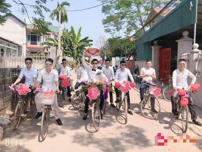 Cứ tưởng nhà "hoàn cảnh" phải rước dâu bằng xe đạp, người cùng làng tiết lộ bí mật về gia thế chú rể khiến ai nấy bất ngờ - Ảnh 3.