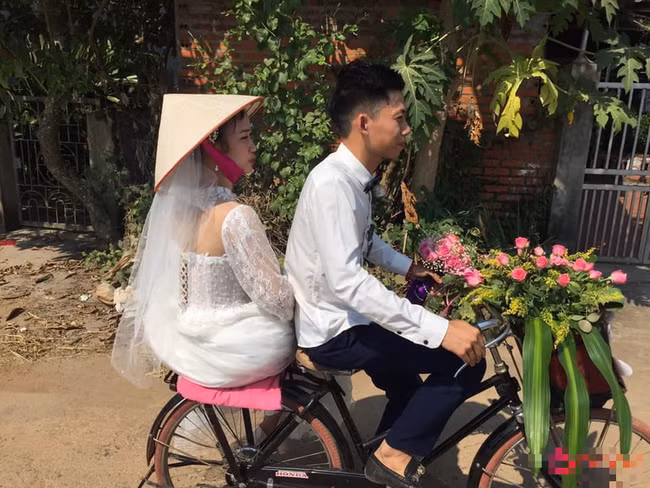 Cứ tưởng nhà "hoàn cảnh" phải rước dâu bằng xe đạp, người cùng làng tiết lộ bí mật về gia thế chú rể khiến ai nấy bất ngờ - Ảnh 2.