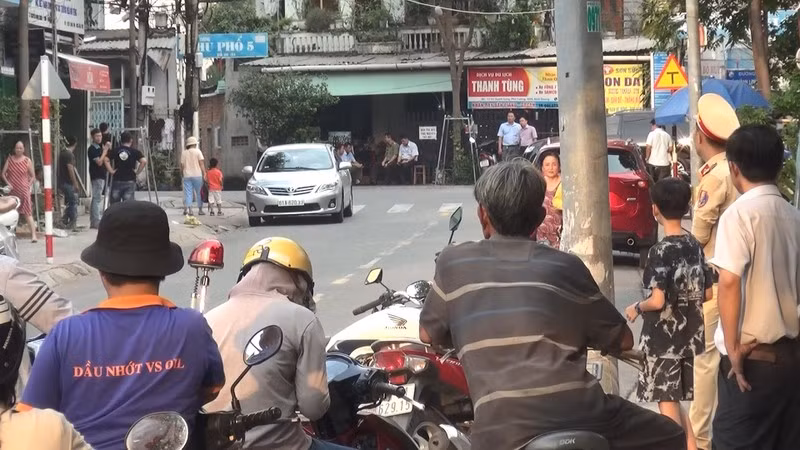 Khám ngôi nhà nghi có liên quan vụ nổ tại Cục thuế Bình Dương - ảnh 3